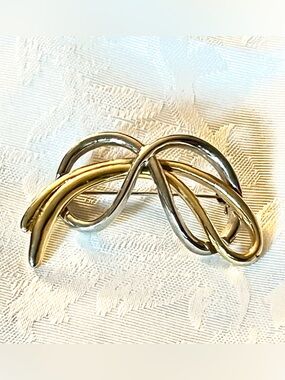 ✨ Vintage Modernist Two-Tone Interlocking Loop Brooch ✨